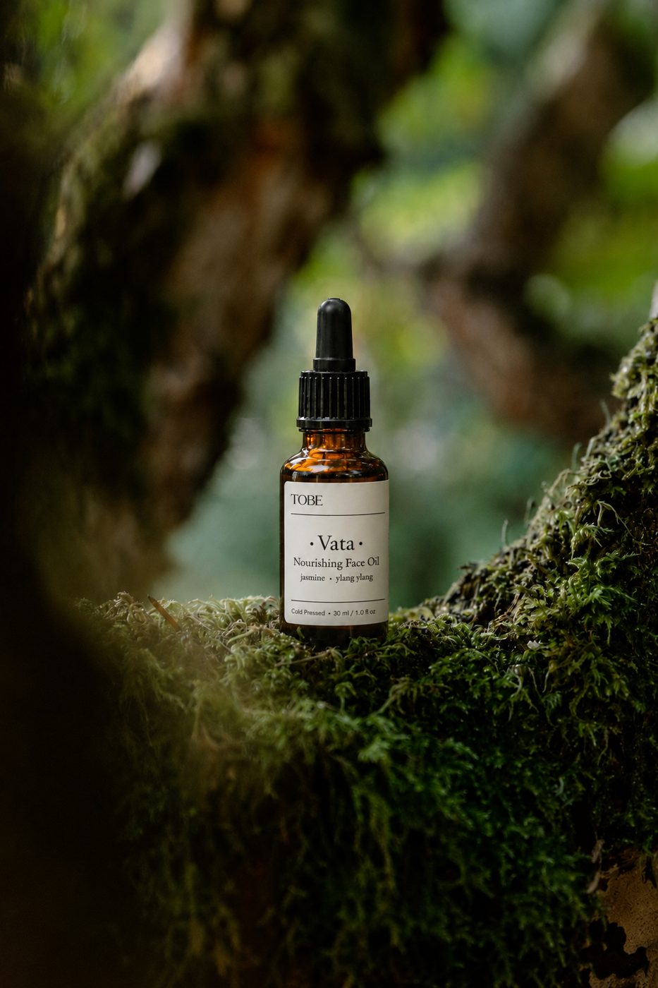 Vata nourishing face oil on moss